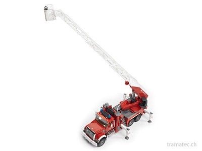 Bruder MACK Granite Feuerwehr mit Drehleiter, Wasserpumpe + Light&Sound Modul